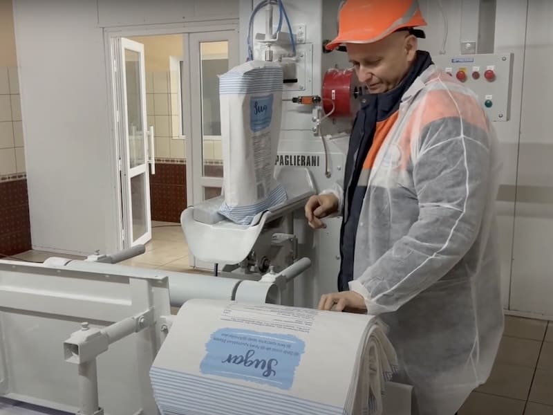 Процес упаковки цукру у клапанний мішок