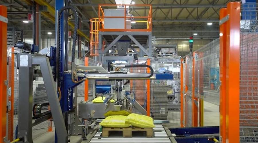Автоматичне пакування комбікорму в мішки
